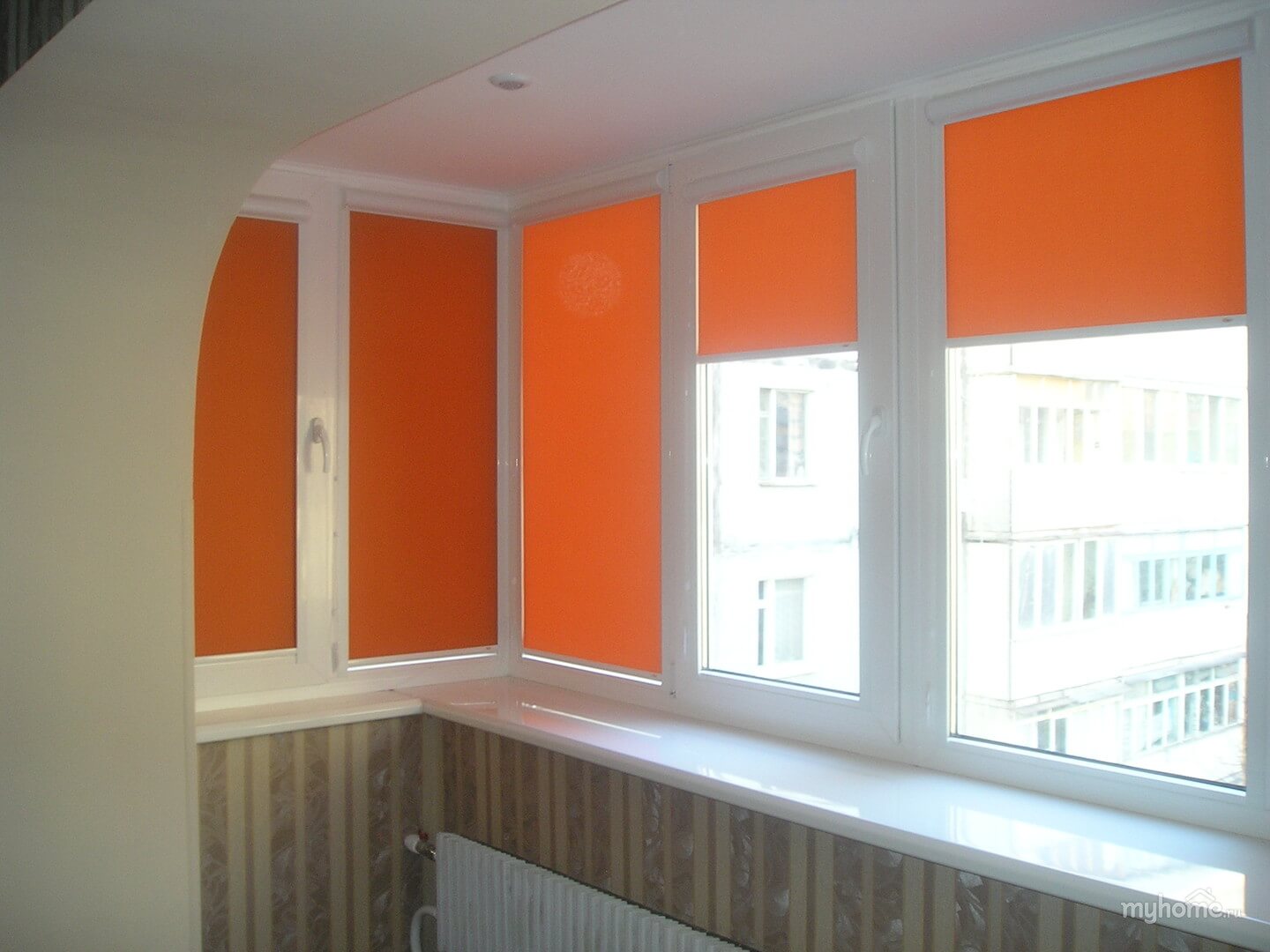 Рольшторы оранжевые на балконе